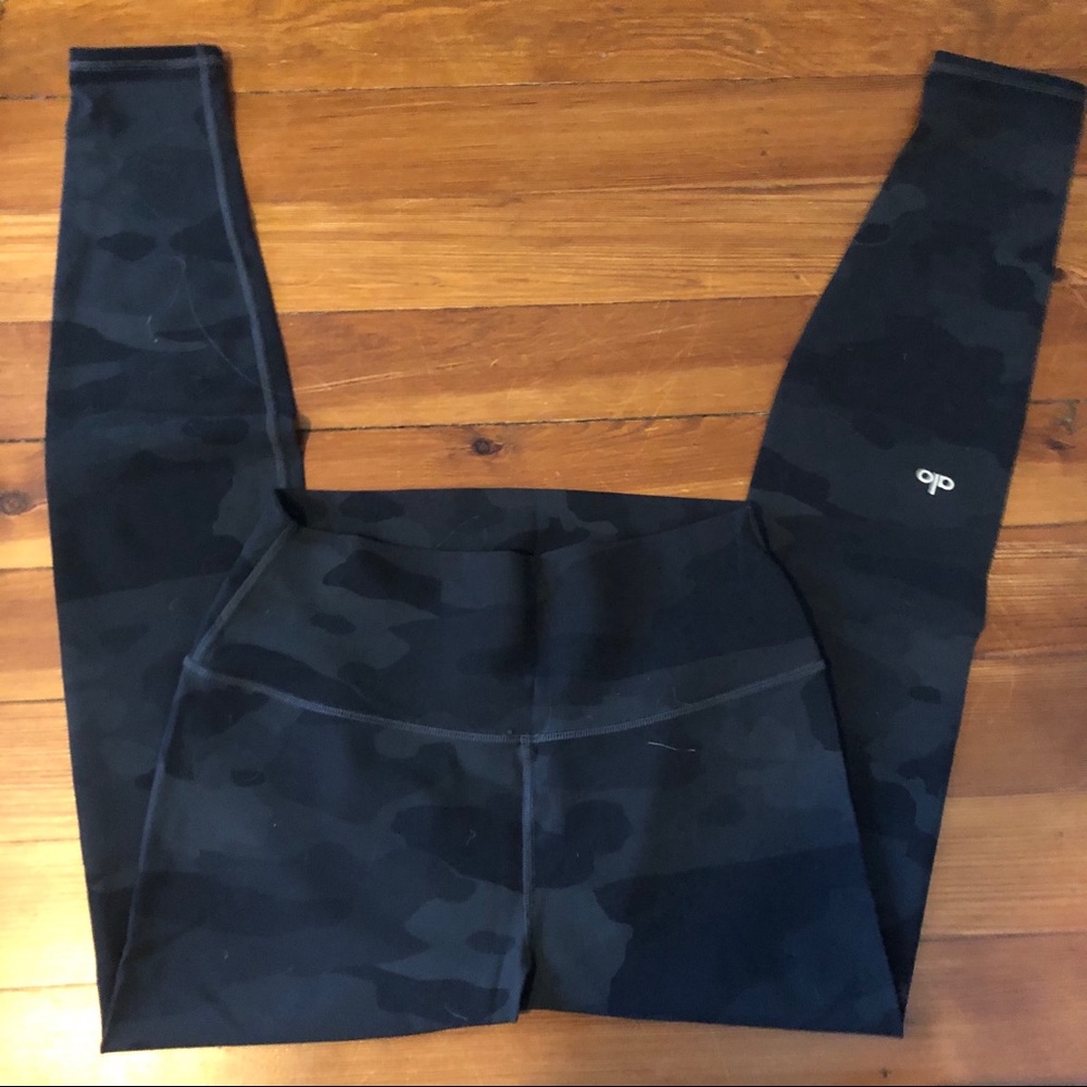 NWOT ALO Yoga black camouflage leggings